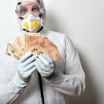 Immagine di un infermiere al lavoro, simbolo delle differenze salariali tra pubblico e privato.