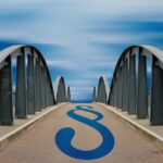 Immagine che illustra un documento legale sulla Legge 104 e un simbolo di attenzione.