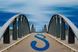 Immagine che illustra un documento legale sulla Legge 104 e un simbolo di attenzione.