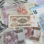 Banconote fuori circolazione con evidenza delle caratteristiche e dei segni distintivi.