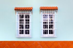 Grata blindata a scomparsa installata su una finestra, evidenziando sicurezza e design.