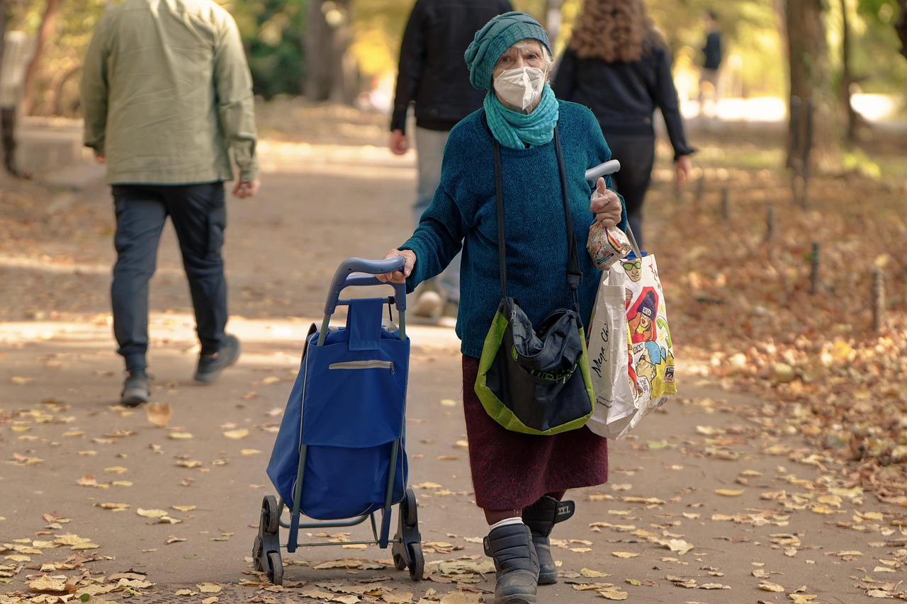 Anziani in difficoltà per il limite di reddito dell'assegno sociale 2026