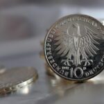 Moneta da 10 centesimi rara, valutata 900 euro, in primo piano su sfondo neutro.