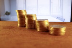 Giovane lettore che riflette sul futuro della sua pensione con meno di 20 anni di contributi.