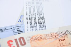 Immagine di un'auto con un cartello che indica "Esenzione bollo auto".