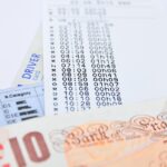 Uomo anziano che mostra il documento di esenzione dal bollo auto per over 70.