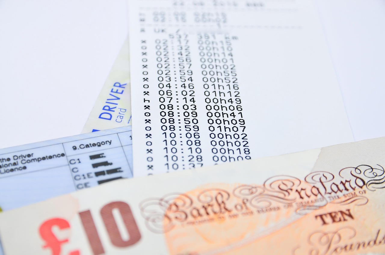 Uomo anziano che mostra il documento di esenzione dal bollo auto per over 70.