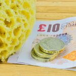 Persone over 70 che discutono delle nuove esenzioni fiscali disponibili.