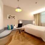 Stanza accogliente pronta per ospiti su Airbnb, con decorazioni semplici e moderne.