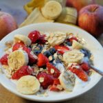 Colazione sana con frutta, yogurt e cereali per mantenere le arterie pulite.