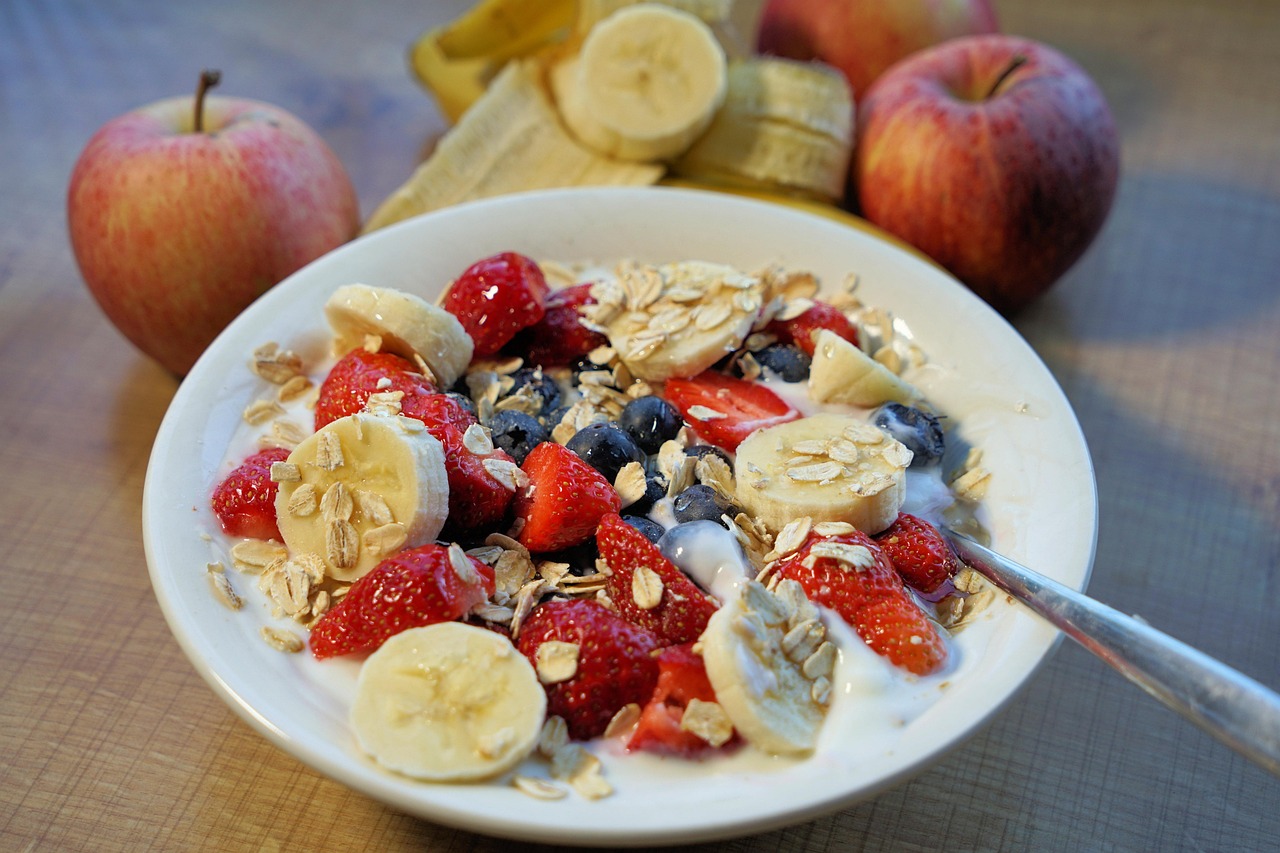 Colazione sana con frutta, yogurt e cereali per mantenere le arterie pulite.