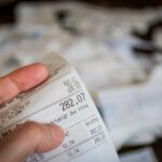 Giocatore festante con biglietto del Superenalotto, simbolo del jackpot record vinto.