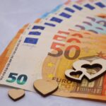 Coniuge riceve informazioni sulla pensione di reversibilità nel 2026.